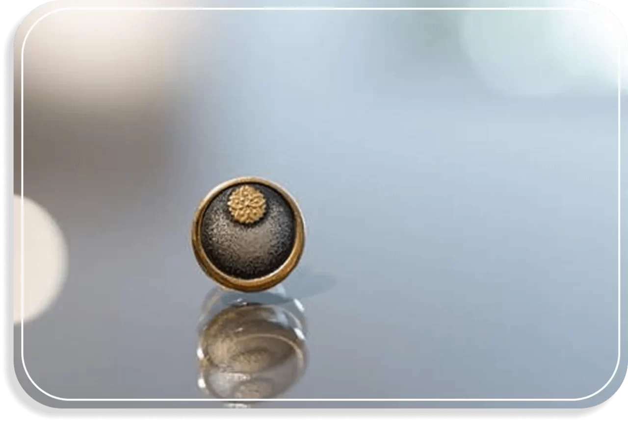 福岡県春日市の税理士事務所が持つ国家資格を象徴する税理士バッジの写真